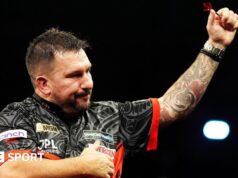Resultados da Premier League Darts 2026: Jonny Clayton vence Gianluigi Buffon para vencer a terceira noite em Glasgow