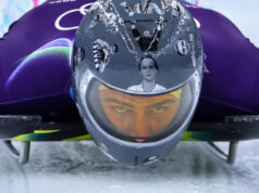 Esqueleto ucraniano usa capacete proibido em homenagem às vítimas da guerra nas Olimpíadas