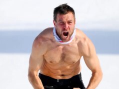 Benjamin Karl tira a roupa para comemorar a medalha de ouro no snowboard nas Olimpíadas.