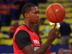 A estrela do Perth Wildcats, Christian Doolittle, protegerá Kendrick Davies do Sydney Kings durante o grande confronto da NBL de domingo