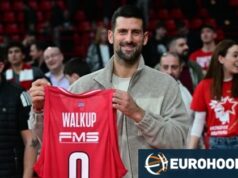 Novak Djokovic “Red and White” agarra a camisa de Thomas Walkup!