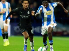 Birmingham, Stoke e QPR estão de olho na estrela do Huddersfield, Cameron Asia