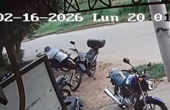 Vídeo: Um criminoso pegou uma motocicleta estacionada em frente a uma academia no Exército B° da Argentina