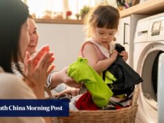 ‘Paternidade reversa’: casais chineses imitam seus filhos e usam o sarcasmo para promover um discurso igualitário