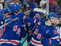 EUA reivindicam vitória dramática na prorrogação para garantir o ouro no hóquei no gelo