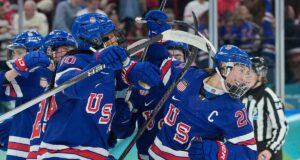 EUA reivindicam vitória dramática na prorrogação para garantir o ouro no hóquei no gelo