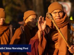 Caminhada em busca de segurança: monges budistas chegam a Washington após uma viagem de 3.700 km