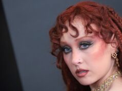 Chappell Roan completa 28 anos com calças reveladoras