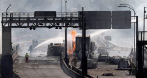 Imagens mostram a devastação causada no Chile após a explosão mortal de um caminhão