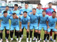 Jogadores do Ciudad Bolívar se aquecem para o jogo contra o River pela Copa Argentina