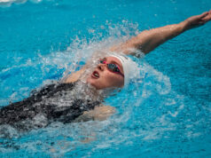 Claire Curzan cai no segundo lugar de todos os tempos, 100 pontos atrás