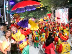 O prefeito Fuentes destacou a participação das famílias no Corso 2026 e a grande participação da população.