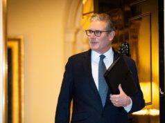 Starmer promete lutar e derrotar os rebeldes enquanto implora aos parlamentares que resistam à reforma após o escândalo de Mandelson