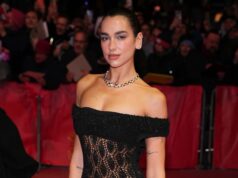 Dua Lipa surpreendeu com um vestido de malha enquanto apoiava o noivo Callum Turner na estreia do filme
