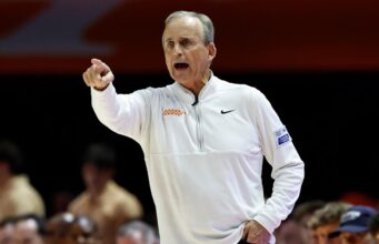 Rick Barnes perguntou brincando se os jogadores do Tennessee apostariam no jogo