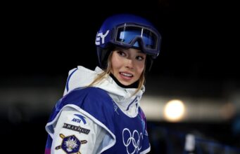 A estrela olímpica do snowboard Eileen Gu diz que está frustrada por não conseguir ajuda com sua agenda lotada