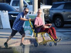 O frágil Andy Dick é visto sendo empurrado em uma cadeira de rodas em Los Angeles