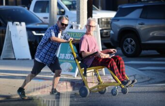 O frágil Andy Dick é visto sendo empurrado em uma cadeira de rodas em Los Angeles