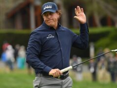Phil Mickelson surpreendeu Jim Nantz em seu quintal com um momento em Pebble Beach.
