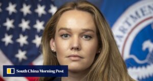 A principal porta-voz de segurança interna de Trump está saindo em meio à reação contra a repressão à imigração.