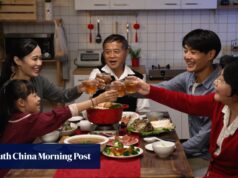 As famílias chinesas se refrescam com refeições pré-preparadas para o Ano Novo Lunar após o escândalo.