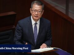 Os benefícios a longo prazo valem a pena, diz Paul Chen, enquanto os habitantes de Hong Kong criticam a falta de adoçantes orçamentais.