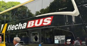 Assim ficou o ônibus do Estudiantes após receber pedras ao chegar na mata