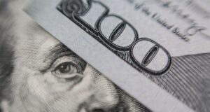 O dólar oficial caiu novamente, sendo negociado a US$ 1.385, seu valor mais baixo em cinco meses