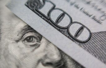 O dólar oficial caiu novamente, sendo negociado a US$ 1.385, seu valor mais baixo em cinco meses
