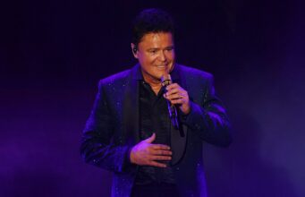 Regular de concertos processa Donny Osmond, alega que ele foi atingido por uma bola durante show em Las Vegas