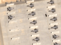 O sinal mais claro do ataque iminente de Trump ao Irã, com novas fotos de satélite mostrando mais de 60 jatos militares dos EUA em uma base importante