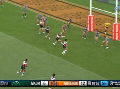 A bola de futebol serigrafada de Fisher-Harris definiu as estrelas Maori