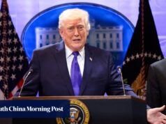 A China avaliou a resposta enquanto Trump impunha novas tarifas globais após a decisão do tribunal.