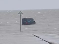 O pobre motorista de entrega da Amazon ficou preso na água depois de seguir o GPS