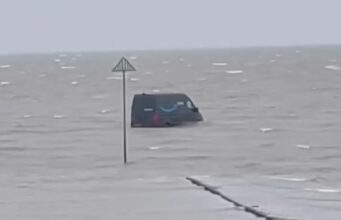 O pobre motorista de entrega da Amazon ficou preso na água depois de seguir o GPS