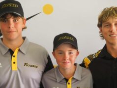 Os representantes estaduais sub-14 do Geraldton Softball, Bev Watts e Dean Garland, foram presenteados com uniformes da estrela local Jy Thurstun