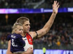 A lenda do Fremantle Dockers, Aaron Sandilands, tornou-se membro vitalício da AFL após uma carreira de jogador de 17 anos e trabalhos de caridade