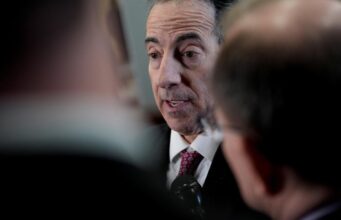 DOJ investigará por pressionar Apple e Google para remover aplicativos para agentes do ICE rastrearem