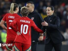 Jess Fishlock: Wells Great discute o papel futuro com Ryan Wilkinson