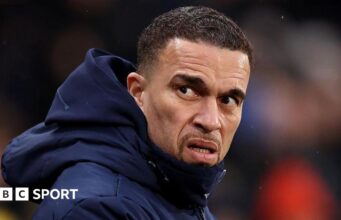 Wolverine Ismail: Blackburn Rovers demite o técnico ano após ano