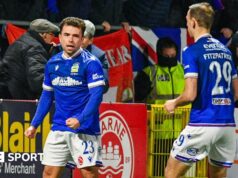 NIFL Premiership: Larne e Linfield venceram Glens para empatar Reds.