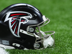 Falcons demite o assistente técnico LaTroy Lewis após acusações de agressão sexual
