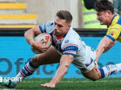 O extremo do Oldham, Matty Russell, renunciou para ingressar na Superliga Catalã.