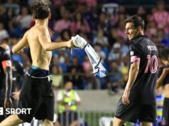Lionel Messi foi abordado no chão por um atacante durante a partida do Inter Miami.
