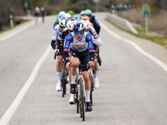 Maxim van Gils ficará afastado por vários meses depois de fraturar a pélvis em um acidente no pódio da Clásica Jaén.