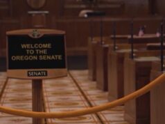 Propõe novamente o adiamento da votação do imposto sobre a gasolina no Oregon.