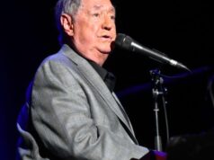 O cantor Neil Sedaka, cujos sucessos incluem “Laughing in the Rain”, morre aos 86 anos