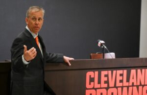 Browns começando no QB “a ser determinado” sob o comando de Todd Monken com Shedeur Sanders de volta