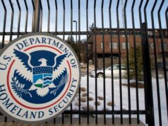 Juiz nomeado por Trump considera DHS desrespeitando transferências de detidos