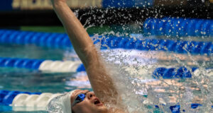 Hubert Kos lidera melhoria nas 100 jardas costas para 42